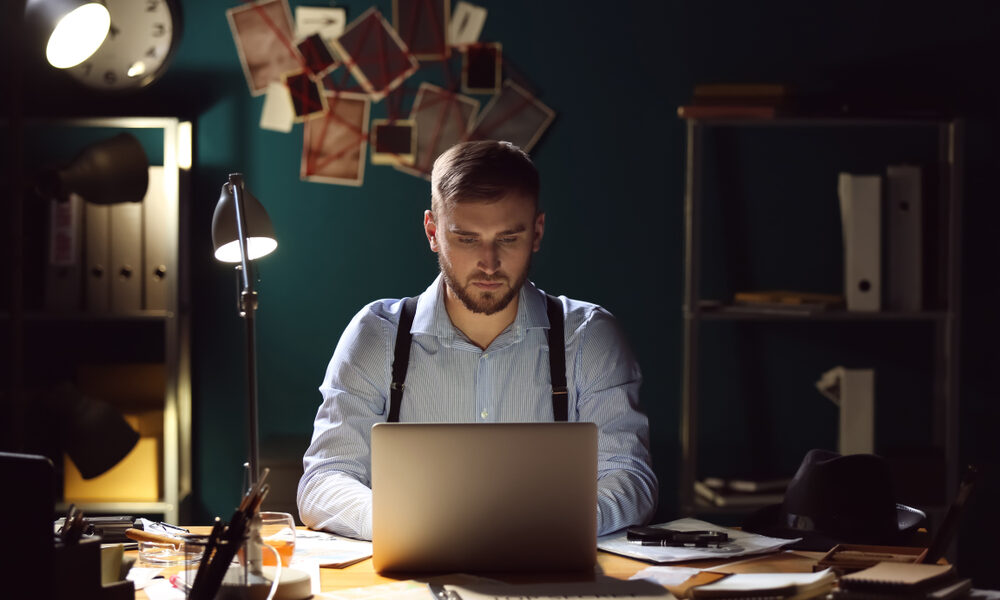 Detetive profissional usando notebook