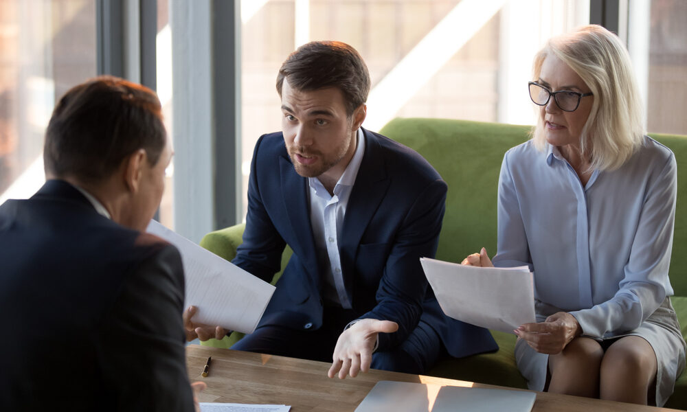 Equipe de detetives conversa sobre as técnicas de contraespionagem que serão adotadas