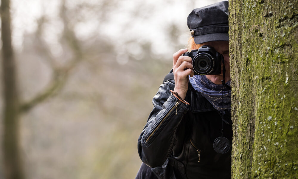 Investigador particular utiliza câmera fotográfica