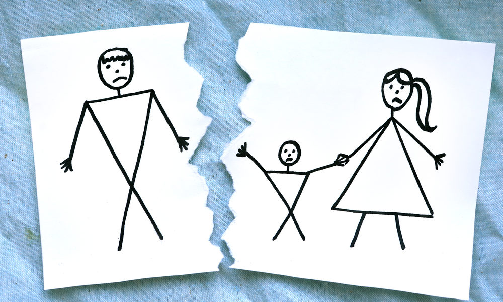Folha rasgada com homem, mulher e criança desenhados